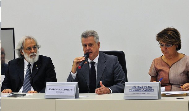 Foi assinado o contrato, no valor de R$ 3,3 milhões, para consultoria especializada que apoiará o governo na elaboração do Plano Distrital de Saneamento Básico; o documento está previsto em duas leis federais e auxiliará o poder público no planejamento para soluções de curto, médio e longo prazos para o abastecimento de água, o esgotamento sanitário, os resíduos sólidos e a drenagem urbana; "É fundamental que haja um trabalho integrado em todas as áreas de saneamento para que a gente possa fazer de Brasília um exemplo de cidade sustentável", disse o governador do Distrito Federal Rodrigo Rollemberg