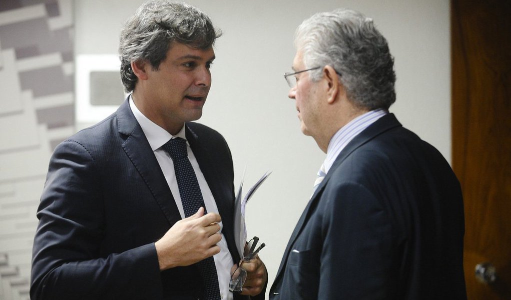 Os senadores Roberto Requião (PMDB-PR) e Lindbergh Farias (PT-RJ), críticos das medidas econômicas defendidas e implantadas pelo governo federal, participaram de um debate onde foi avaliado o cenário político e econômico sem o ministro da Fazenda Joaquim Levy; através das redes sociais, o senador pelo Paraná disse que “Joaquim Levy é um desastre, mas Meirelles é o Jim Jones a servir suco de uva envenenado ao projeto Nacional”