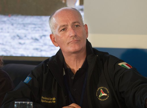 A Itália vai procurar deportar mais imigrantes que não têm direito de estar no país e vai abrir novos centros de detenção para mantê-los antes de efetivar as deportações, de acordo com uma ordem por escrito da polícia e uma fonte ministerial; o chefe da polícia, Franco Gabrielli, enviou um comunicado de duas páginas a diversos postos policiais ao longo do país, na sexta-feira, ordenando que aumentem esforços para a identificação e deportação de imigrantes, uma semana depois de o homem por trás do ataque com um caminhão em Berlim antes do Natal, Anis Amri, ser morto próximo a Milão