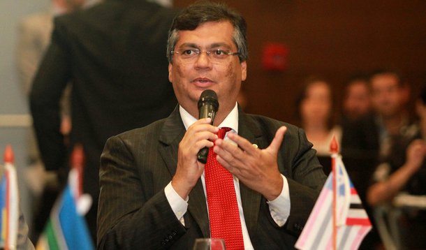 Depois de afirmar várias vezes que o processo de impeachment contra a presidente Dilma é ilegal, o governador do Maranhão, Flávio Dino (PCdoB), prevê, em um eventual cenário pós-golpe, "um governo fraco, questionado, sem legitimidade. Movimentos sociais mobilizados fortemente nas ruas, reivindicações que este hipotético governo teria dificuldades de atender, um governo que teria dificuldade de ter sustentação parlamentar"; "Parece-me que teríamos situação muito pior do que a que temos hoje", conclui Dino