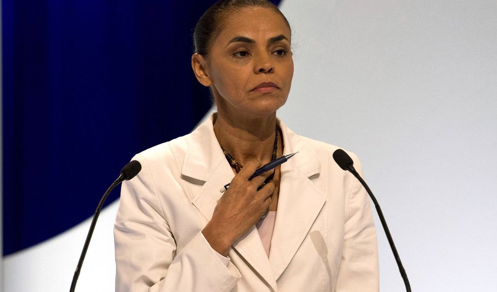 "Marina sai menor desta crise, mesmo que as pesquisas de intenção de voto não demonstrem ainda isso. É a candidata da negação da política e, ao mesmo tempo, da repetição das piores práticas da política: a matreirice, o cinismo e a dissimulação. Ela, ao contrário, oculta-se na sombra de uma inviável ultrademocracia para, na prática apostar em que seja a única forma política que não se possa chamar de golpista ou legalista", afirma Fernando Brito 