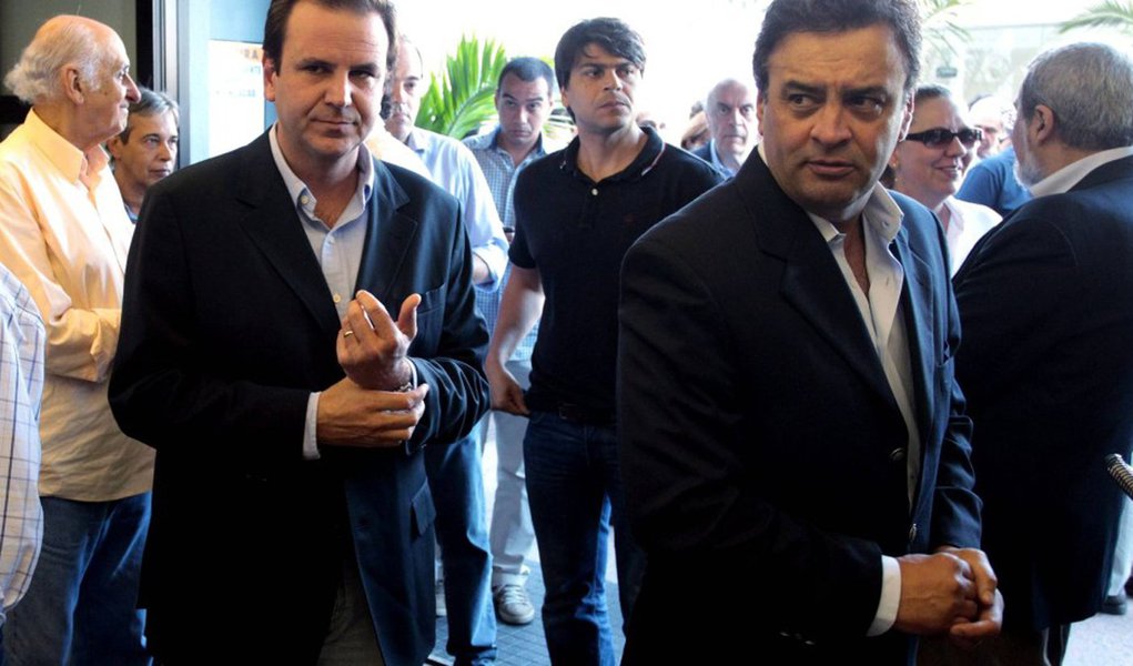 Em meio à crise que abateu o ex-governador Sérgio Cabral (PMDB), o prefeito do Rio de Janeiro, Eduardo Paes, principal líder do PMDB fluminense, sondou o presidente nacional do PSDB, Aécio Neves, sobre um eventual retorno para a legenda, que deixou em 2007 para aderir à base do governo Lula; Paes tem intenções de disputar o governo do estado em 2018; Aécio, entretanto, pretende lançar o técnico de vôlei Bernardinho