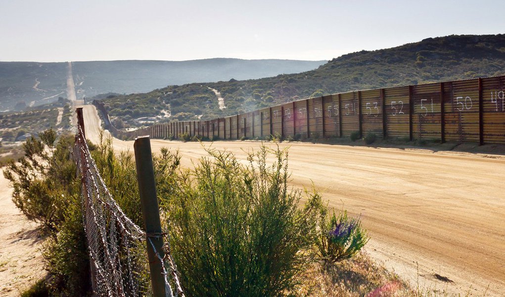 Secretário do Estado de Kansas, Kris Kobach, que ajudou a criar leis imigratórias no Arizona e outros locais, disse que assessores de Donald Trump pode implementar rapidamente a construção de um muro na fronteira entre EUA e México sem buscar aprovação imediata do Congresso; grupo também discute esboços de uma proposta para que o republicano considere restaurar um registro para imigrantes de países muçulmanos