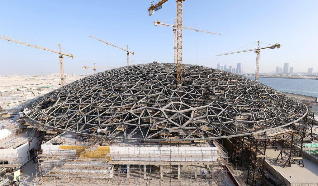 Originalmente, o museu deveria ter sido aberto em 2012, mas o prazo foi postergado para este ano. Majed al Mansoori, presidente da estatal Companhia de Investimento e Desenvolvimento do Turismo (TDIC), disse que agora as autoridades tem em mente o final de 2016