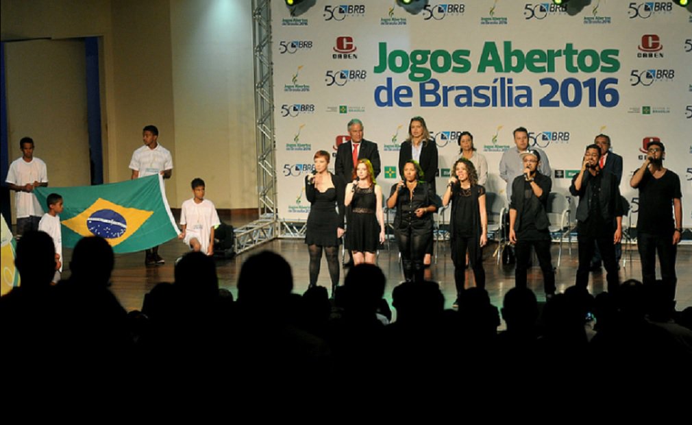 Os Jogos Abertos de Brasília 2016 ocorrem de 19 de novembro a 4 de dezembro e colocam as 31 regiões administrativas do DF na disputa em mais de dez categorias; solenidade de abertura ocorreu nesta quinta-feira no Centro de Convenções Ulysses Guimarães; no evento, a colaboradora do governo e esposa do governador Rodrigo Rollemberg, Márcia Rollemberg, endossou a opinião dos atletas; “A torcida da população pela sua cidade nada mais é que um resgate da identidade regional"