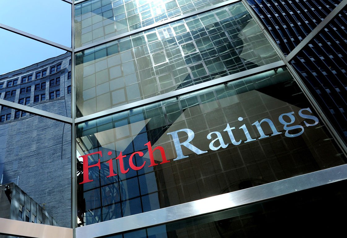 Em comunicado divulgado nesta terça-feira, 3, a agência de classificação de risco Fitch classificou como "positivo" o anúncio de que o Tesouro Nacional pagará as chamadas pedaladas, dívida junto a bancos controlados pelo governo; "impõe um novo nível de segregação entre o governo e essas instituições financeiras", diz a agência; para a Fitch, o efeito da decisão é suave na liquidez das instituições, mas tem efeito contábil: "evita acúmulo de grandes montantes de recebíveis do Tesouro nos balanços"