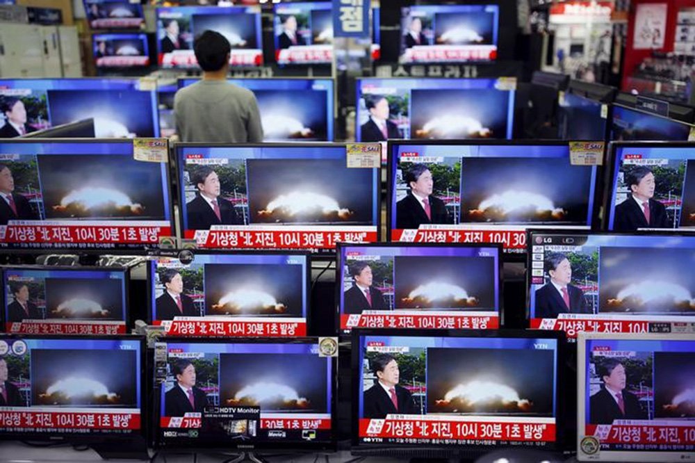 Televisores exibem reportagem sobre teste nuclear da Coreia do Norte em loja de Seul. 06/01/2016 REUTERS/Kim Hong-Ji