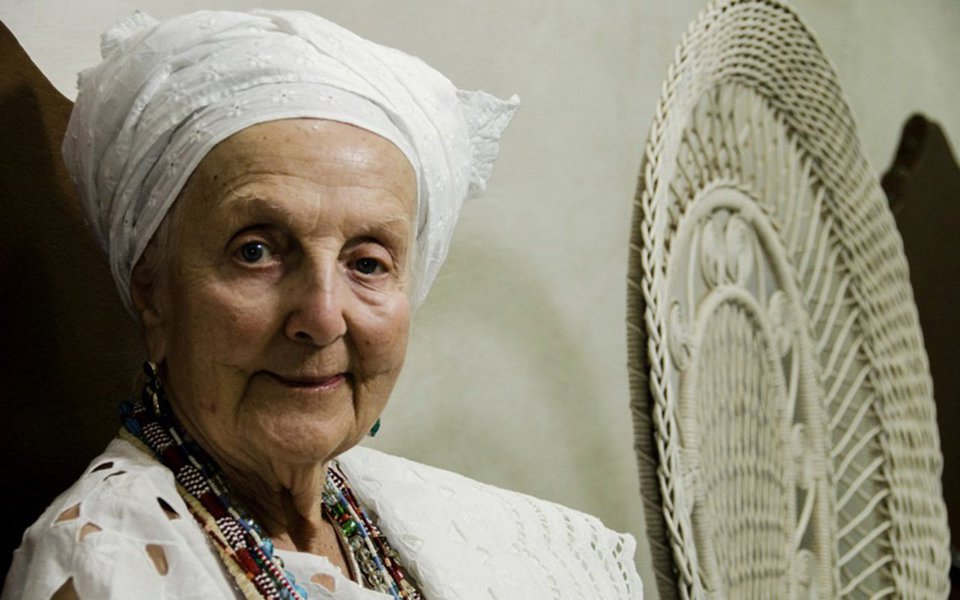 O povo do axé está de luto. Sobretudo as centenas de filhos-de-santo de Giselle Cossard, antropóloga marroquina, filha de franceses. Ela se encantou pelo Brasil, virou ialorixá muito amada pelos discípulos, e levou a sabedoria do candomblé para as universidades da Europa.