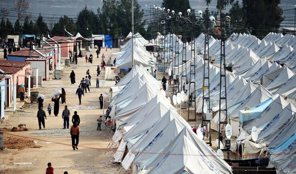 Governador da província turca de Kilis, Suleyman Tapiz, disse neste sábado, 6, que outros 70 mil sírios poderia vir se os ataques aéreos russos e os avanços militares por parte do regime sírio continuassem; "Nossas portas não estão fechadas, mas no momento não há nenhuma necessidade para hospedar essas pessoas dentro de nossas fronteiras", afirmou, acrescentando que os refugiados tinham recebido alimentos, cobertores e tendas