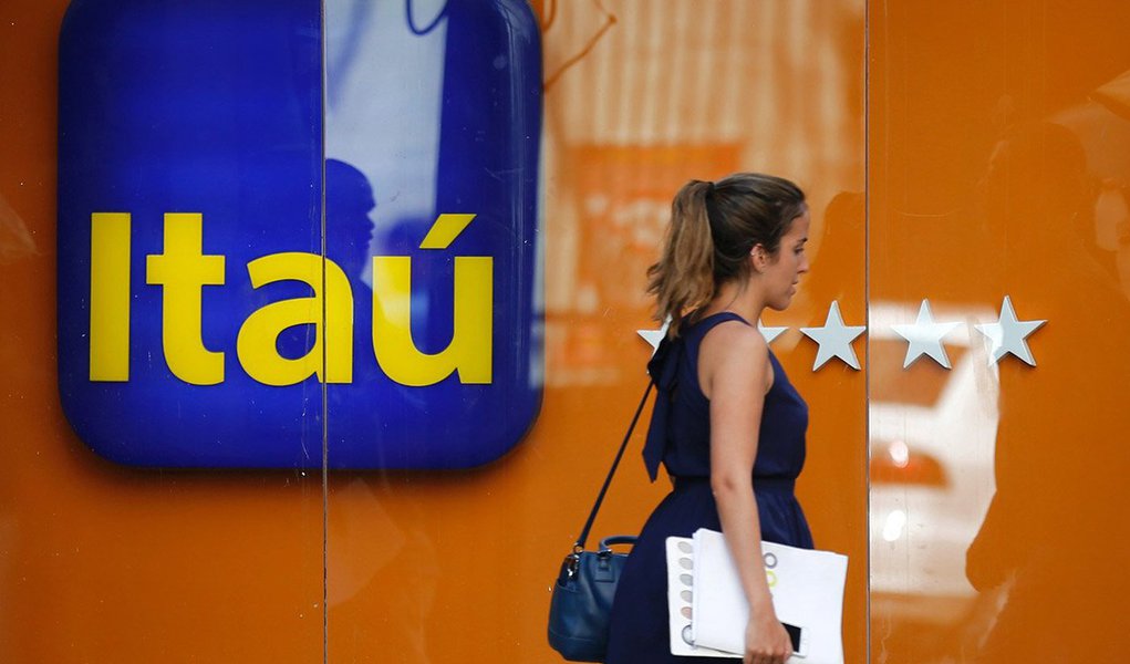 Itaú Unibanco estima queda de cerca de 20% em seu lucro líquido consolidado em 2016,; disse o presidente-executivo do grupo, Roberto Setubal; "Estamos trabalhando com um cenário bem realista para 2016", destacou;  segundo ele, resultado deverá ser afetado por maiores provisões para perdas com inadimplência e desaceleração das receitas com crédito; executivo também previu queda da rentabilidade, situação que pode se reverter a partir de 2017, com as perspectivas de melhoras da economia