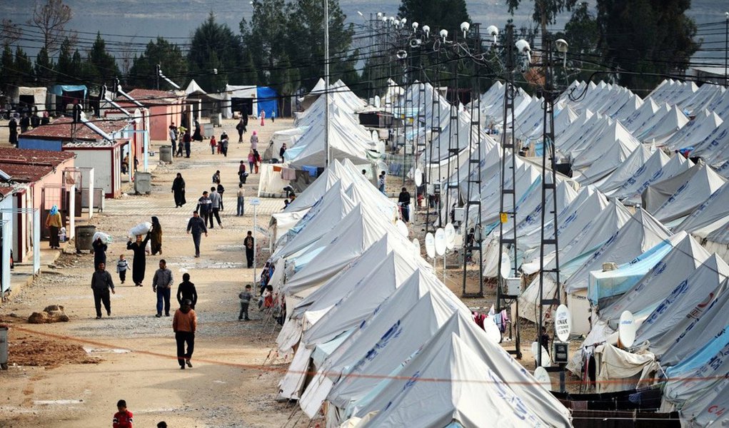 Governador da província turca de Kilis, Suleyman Tapiz, disse neste sábado, 6, que outros 70 mil sírios poderia vir se os ataques aéreos russos e os avanços militares por parte do regime sírio continuassem; "Nossas portas não estão fechadas, mas no momento não há nenhuma necessidade para hospedar essas pessoas dentro de nossas fronteiras", afirmou, acrescentando que os refugiados tinham recebido alimentos, cobertores e tendas