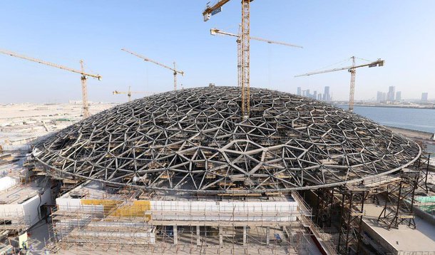 Originalmente, o museu deveria ter sido aberto em 2012, mas o prazo foi postergado para este ano. Majed al Mansoori, presidente da estatal Companhia de Investimento e Desenvolvimento do Turismo (TDIC), disse que agora as autoridades tem em mente o final de 2016