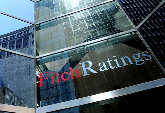 Em comunicado divulgado nesta terça-feira, 3, a agência de classificação de risco Fitch classificou como "positivo" o anúncio de que o Tesouro Nacional pagará as chamadas pedaladas, dívida junto a bancos controlados pelo governo; "impõe um novo nível de segregação entre o governo e essas instituições financeiras", diz a agência; para a Fitch, o efeito da decisão é suave na liquidez das instituições, mas tem efeito contábil: "evita acúmulo de grandes montantes de recebíveis do Tesouro nos balanços"