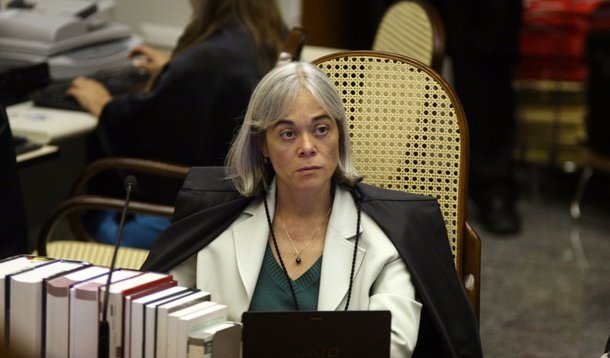 Ministros do TSE (Tribunal Superior Eleitoral) avaliam que é mais provável que as ações que pedem a cassação da presidente Dilma Rousseff e do vice-presidente Michel Temer sejam julgadas no início de 2017; a instrução processual da principal ação ainda não começou, por causa de pedidos do PSDB para a inclusão de novos fatos da Lava Jato no processo, com a prisão do marqueteiro João Santana; relatora do caso, a ministra Maria Thereza de Assis Moura deixa o TSE em setembro