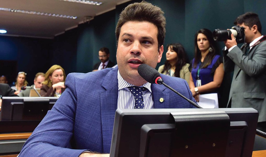 Deputado Leonardo Picciani (PMDB-RJ) liberou nesta segunda-feira 11 a bancada do partido para votar "de acordo com sua consciência" na comissão especial do impeachment na Câmara; "O PMDB tem posições internas na bancada divergentes", ponderou o líder da sigla. "Nós aqui não emitiremos nenhuma orientação (para a votação na comissão nesta segunda-feira). Os deputados do PMDB estão livres para votar de acordo com sua consciência", afirmou