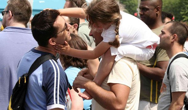 Adoção de crianças por casais do mesmo sexo já é possível atualmente em pouco mais de 20 países, mais da metade localizados na Europ; adoção conjunta ou a coadoção (quando um dos integrantes adota os filhos biológicos ou adotivos do cônjuge) é aceita na maioria dos países onde o casamento homossexual está legalizado