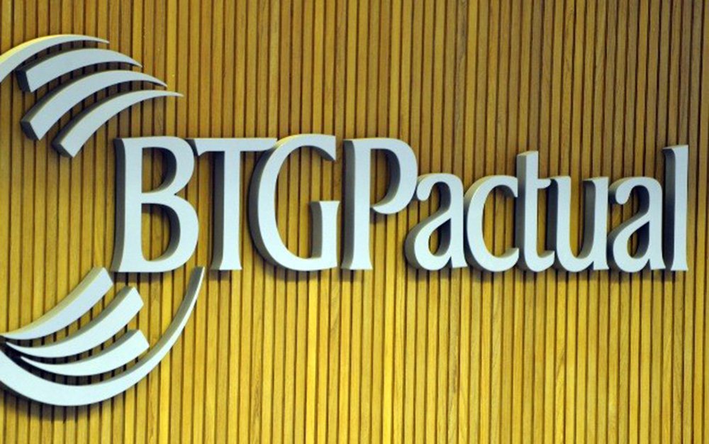 Segundo uma fonte informou à agência Reuters, o BTG Pactual tem cerca de 1.500 funcionários baseados em São Paulo, Rio de Janeiro e outras cidades no país; expectativa é que os cortes atinjam todas as áreas, incluindo atividades principais como banco de investimentos, tesouraria e gestão financeira; anúncio dos cortes deve ocorrer nesta quinta-feira