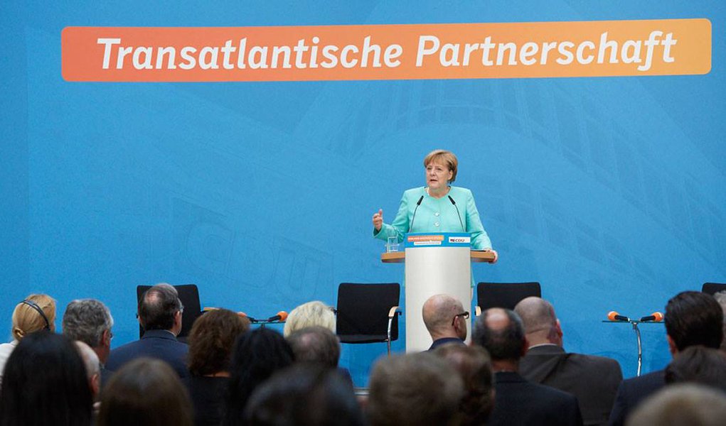 Chanceler da Alemanha, Angela Merkel, lamenta porém aceita a decisão do primeiro-ministro italiano, Matteo Renzi, de renunciar após derrota em um referendo sobre emendas constitucionais; "A chanceler recebeu a renúncia do primeiro-ministro italiano com pesar. Ela trabalhou muito bem e com grande confiança com Matteo Renzi, mas é claro que a decisão democrática dos italianos deve ser respeitada, assim como a decisão do primeiro-ministro", disse o porta-voz Steffen Seibert