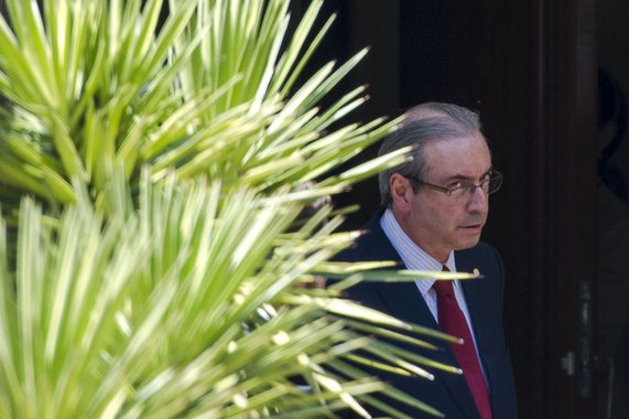 "Como se esperava, disse que não há a menor possibilidade de renunciar ao comando da Câmara, que vê como o seu curral. Mandou dizer ao povo que fica. E, amanhã, por toda parte, o povo lhe dirá que saia", escreve o jornalista Fernando Brito, do Tijolaço, sobre as manifestações de movimentos sociais contra o golpe que estão marcadas para esta quarta-feira 16