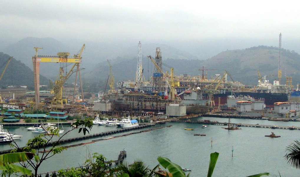 O estaleiro Brasfels, de Angra dos Reis, demitiu 760 funcionários; segundo informações do Sindicato dos Metalúrgicos de Angra dos Reis, o estaleiro alega dificuldades financeiras por conta de uma dívida de R$ 2,7 bilhões da Sete Brasil, seu maior cliente, na construção de sondas de petróleo; previsão era que 1.500 trabalhadores fossem demitidos, mas com a expectativa de que sejam iniciadas duas novas obras, o número de demitidos deve chegar a 1.200