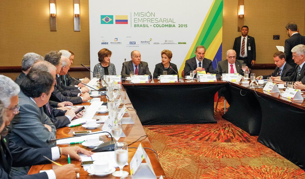 "Conto com os senhores para que nossas relações estejam além do nosso potencial. Para que sejamos capazes de construir um caminho no qual tantos interesses da Colômbia quanto do Brasil sejam contemplados. Que a gente se lance para um projeto de futuro que implique relações comerciais e de investimentos extremamente fortes entre nós", disse a presidente a lideranças empresariais brasileiras na Colômbia