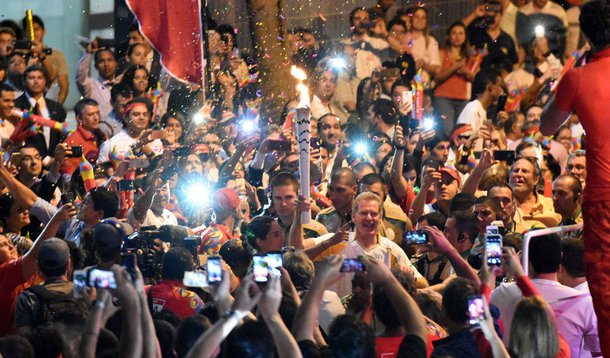 Às 22h46, cerca de 16 horas depois de desembarcar em Brasília e de passar em 24 pontos do Distrito Federal, por cinco regiões administrativas, a tocha olímpica foi acesa no ponto final do revezamento na capital do País; na Esplanada dos Ministérios, o símbolo chegou pelas mãos da medalhista olímpica Leila Barros, secretária do Esporte, Turismo e Lazer do Distrito Federal; diante de 4 mil pessoas, segundo a Polícia Militar, a atleta brasiliense colocou o fogo em uma pira; "A emoção foi muito grande, vamos aproveitar cada minuto desses Jogos", convidou a ganhadora de bronzes em Atlanta (1996) e em Sydney (2000) pela seleção brasileira de vôlei