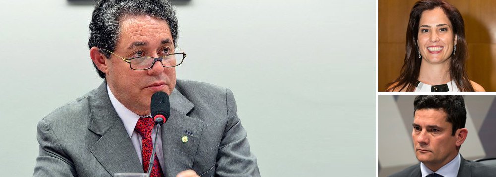 Ex-tesoureiro do PT Paulo Adalberto Ferreira teve o valor da fiança reduzida pela juíza federal Gabriela Hardt, substituta do juiz federal Sérgio Moro, de R$ 1 milhão para R$ 200 mil; valor de R$ 1 milhão havia sido fixado por Moro em meados de dezembro; "Diante do tempo decorrido desde a fixação da fiança sem que tenha havido pagamento, mas levando-se em consideração que não é o caso de dispensa de fiança, haja vista a existência de alguma expressividade econômica por parte de Paulo Adalberto, resolvo diminuir o valor arbitrado a título de fiança para R$ 200 mil", disse a magistrada; ela manteve as medidas cautelares determinadas anteriormente por Moro