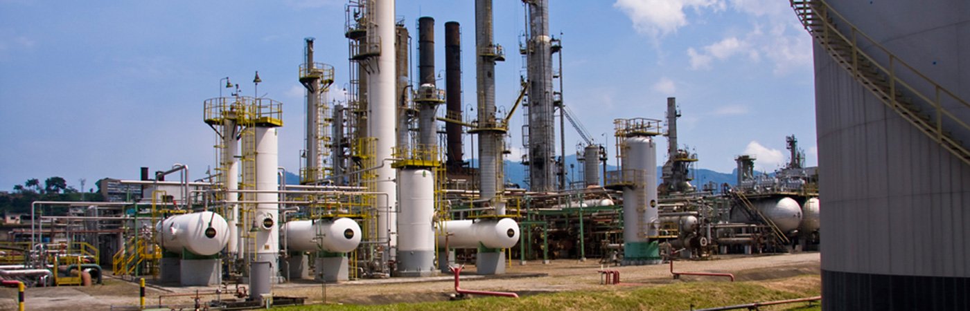 Após terem seus diretores intimados para depor em procedimento para apuração de crime instaurado a pedido da Refinaria de Manguinhos, os representantes do Sindicom, sindicato que representa as maiores distribuidoras de combustíveis do país – entre elas Shell, Ipiranga, Ale e BR Distribuidora -, se recusaram de prestar depoimento na delegacia na segunda (7); o diretor e o gerente de Planejamento da entidade, Helvio Rebeschini e Marcelo Pinheiro Brasil, protocolaram uma petição dizendo que só vão se manifestar no Ministério Público