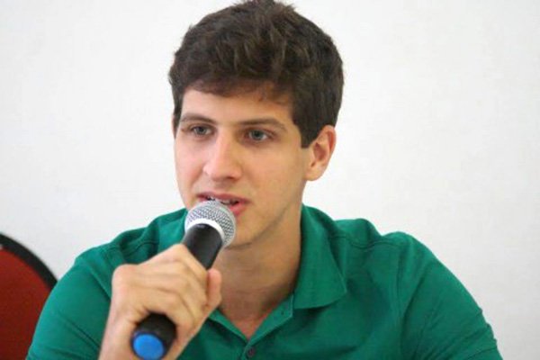 João Campos não tem experiência nenhuma em cargos públicos, assim como o seu pai Eduardo Campos também não tinha quando foi nomeado pelo avô. Acredito que o rapaz nunca tenha trabalhado na vida ou jamais lavado as próprias sungas com algum mérito. Mas o seu sobrenome e a sua meritocracia hereditária, o credencia ao cargo