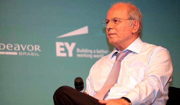 Aos 71 anos, Elie Horn, dono da Cyrela, é o primeiro brasileiro a aderir ao The Giving Pledge (Chamada à Doação, em tradução livre), programa criado em 2010 por Bill Gates e Warren Buffett, segundo a colunista Eliane Trindade; seu patrimônio pessoal é estimado em US$ 1 bilhão; "Queria doar 100%", disse Horn, ao participar no 4º Fórum Brasileiro de Filantropos &amp; Investidores Sociais
