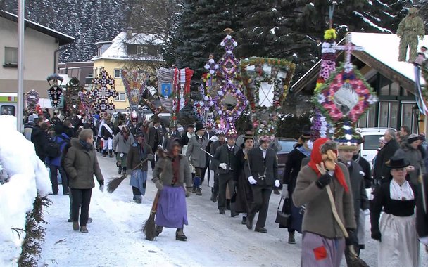  
A Perchtenlauf é uma festa pagã, de origem pré-cristã, que ainda sobrevive em vários lugares da Áustria. Assinala a chegada do inverno, no início de dezembro. Nessa época, acredita-se, divindades e espíritos infernais, saídos das profundezas da Terra, são chamadas à superfície para confraternizar com os simples mortais.