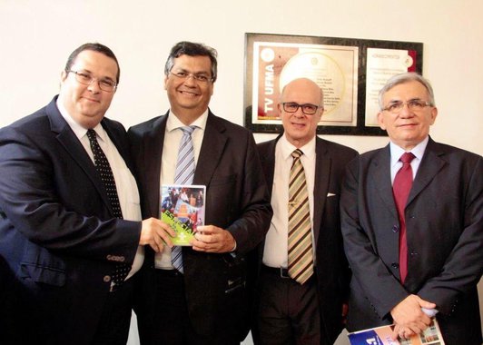 Quem mora no Maranhão poderá, agora, assistir aos conteúdos da TV Cultura de São Paulo; a novidade foi anunciada neste mês quando a emissora oficializou parceria com a TV UFMA, da Universidade Federal do Maranhão, e deu vida ao projeto; a ideia é que a TV UFMA disponibilize 75% da grade da Cultura; em contrapartida, a afiliada vai fornecer produção de conteúdo local para a emissora mantida pela Fundação Padre Anchieta; foto: da esq. p/ dir.] Fábio Borba (coordenador de rede da empresa de comunicação paulista), governador Flávio Dino, Silvano Bezerra (diretor da TV UFMA) e Natalino Salgado Filho (reitor da UFMA);(Imagem: Divulgação/TV Cultura)
 
 