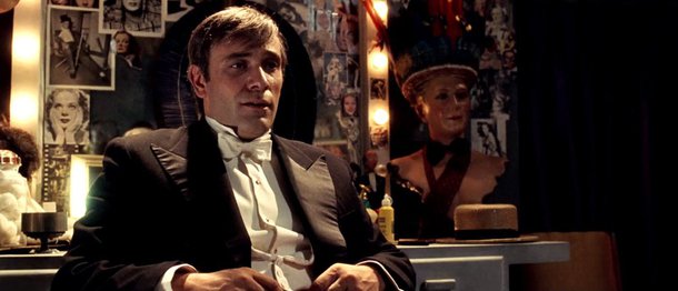 Após duas décadas, o filme finalmente apresenta-se ao julgamento público, assim como no delírio televisivo de seu protagonista, o magnata da mídia Assis Chateaubriand (Marco Ricca), ao ser lançado em circuito comercial. Trata-se da cinebiografia mais ousada do cinema nacional