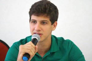 João Campos não tem experiência nenhuma em cargos públicos, assim como o seu pai Eduardo Campos também não tinha quando foi nomeado pelo avô. Acredito que o rapaz nunca tenha trabalhado na vida ou jamais lavado as próprias sungas com algum mérito. Mas o seu sobrenome e a sua meritocracia hereditária, o credencia ao cargo