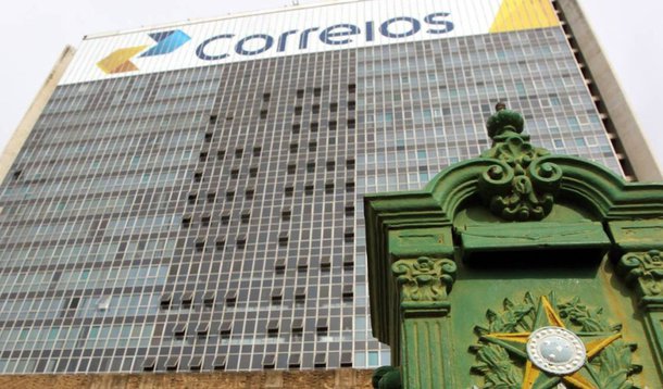 Correção das tarifas, como as de entrega de cartas e telegramas, será de 8,89% e ajudará a diminuir o déficit no orçamento da estatal, que deve chegar a R$ 2 bilhões até o final de dezembro; com o realinhamento, a expectativa dos Correios é que as receitas da empresa cresçam R$ 780 milhões por ano; "A recomposição é de centavos, não onerando a população nem impactando a inflação, mas de grande importância para nosso equilíbrio fiscal da empresa", afirmou a estatal por meio de nota