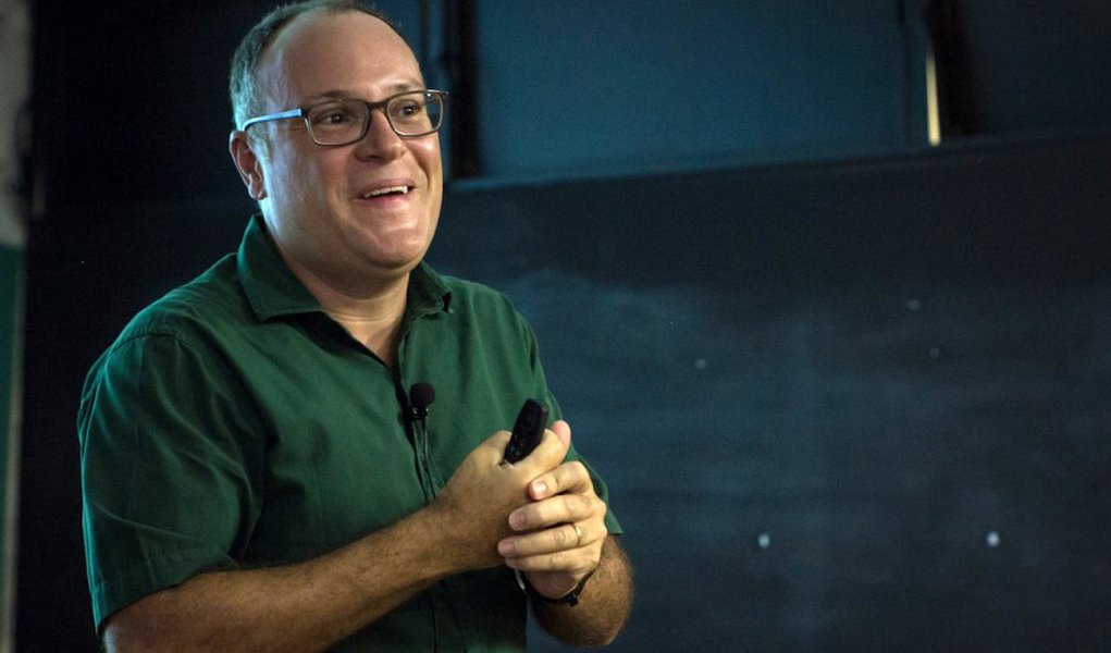 Rafael Marquese, historiador da Universidade de São Paulo (USP), que se recusou a dar entrevista para a Folha diz que a imprensa brasileira é "golpista, sem vergonha, safada"; “A razão da minha resposta foi simples: cancelei minha assinatura da Folha na campanha presidencial de 2014. De cinco anos para cá, a grande imprensa (Folha, Estado, Globo) foi definitivamente para o lixo. Para além do viés político, é uma imprensa golpista, sem vergonha, safada. Todos são de péssima qualidade jornalística”, criticou o professor, que na sua resposta à repórter da Folha ainda sugeriu que procurassem o historiador Marco Antonio Villa, assíduo apoiador do PSDB