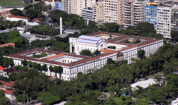 Após dois meses sem aulas em função da greve dos professores, os alunos da Universidade Federal do Rio de Janeiro (UFRJ) terão as aulas de reposição iniciadas a partir da próxima segunda-feira (14); paralisação dos professores foi enecerrada no fim de agosto, mas os funcionários das áreas técnica e administrativa continuam em greve