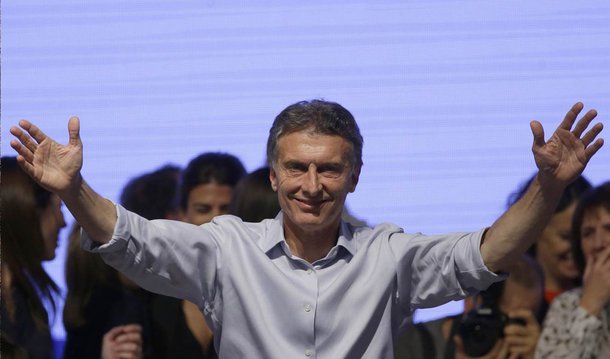 Pesquisas indicam que a vantagem do candidato Mauricio Macri sobre Daniel Scioli, na Argentina, teria sido de seis a até vinte pontos; todas as sondagens, mesmo as peronistas, indicam vitória da oposição; com isso, chega ao fim o kirchnerismo na Argentina, numa mudança que terá reflexos também no Brasil