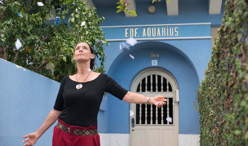 Jornal francês Le Monde chamou de "Remake político do filme Aquarius no Brasil" a crise no governo de Michel Temer que derrubou Geddel Vieira Lima da Secretaria de Governo; em editorial, o Le Monde disse serem "enormes" as similaridades entre o filme do cineasta pernambucano Kleber Mendonça Filho, estrelado por Sônia Braga, e o motivo da demissão alegado por Calero; "De repente, a realidade supera a ficção", escreveu o periódico francês; o ex-ministro da Educação Renato Janine classificou o episódio como envolvendo o ex-ministro da Cultura Marcelo Calero como "mandinga de Aquarius"