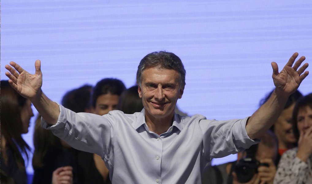 Pesquisas indicam que a vantagem do candidato Mauricio Macri sobre Daniel Scioli, na Argentina, teria sido de seis a até vinte pontos; todas as sondagens, mesmo as peronistas, indicam vitória da oposição; com isso, chega ao fim o kirchnerismo na Argentina, numa mudança que terá reflexos também no Brasil