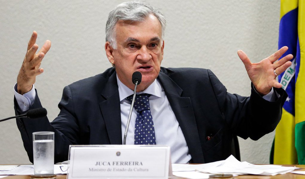 Ministro da Cultura, considera a Lei Rouanet perversa: “Ela é injusta, provoca concentração, discrimina e não é capaz de se realizar em todo o território brasileiro”; nem por isso ele está satisfeito com a decisão do TCU de vetar a captação de recursos por meio de renúncia fiscal a projetos com potencial de lucro: “Pode resultar em arbitrariedades”; ele propõe ainda a criação de fundos setoriais semelhantes ao do audiovisual para outras áreas culturais e a reestruturação da cadeia produtiva da música brasileira