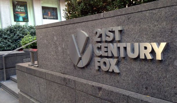 Empresa de marketing esportivo T&amp;T Sports Marketing Ltd foi descrita em um indiciamento de autoridades norte-americanas por obter contratos com base no "apoio" de dirigentes de futebol corruptos além de manter relações de longa data com a empresa de entretenimento norte-americana 21st Century Fox; acusação diz que três executivos "afiliados" à T&amp;T subornaram pelo menos 15 dirigentes do futebol para conseguir direitos de transmissão exclusivos internacionais como a Copa Libertadores