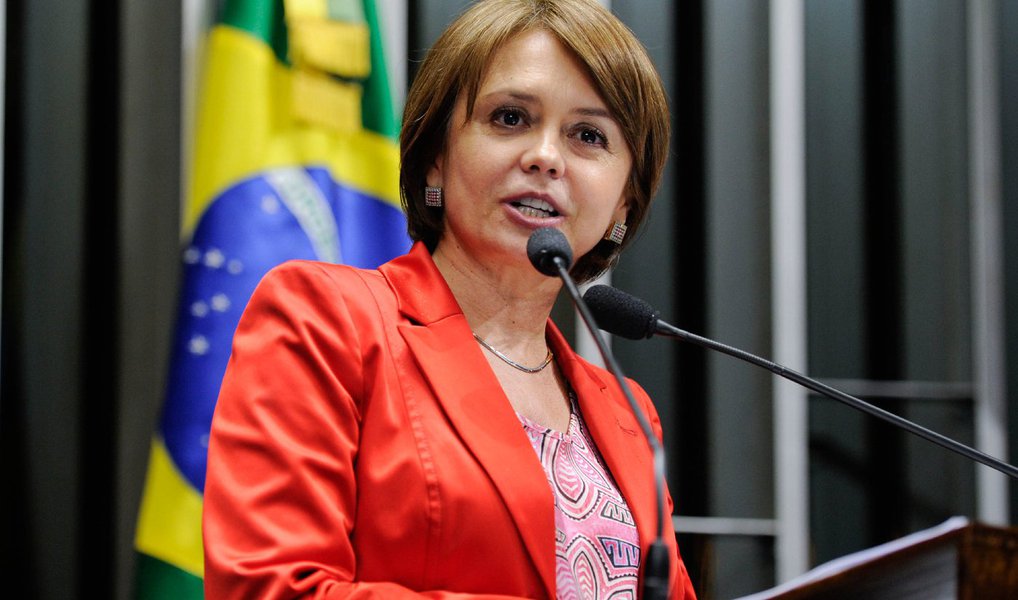A senadora Ângela Portela (PT-RR) lamentou, nesta quarta (11), o provável desfecho do afastamento da presidente Dilma Rousseff com o resultado da votação da admissibilidade do processo de impeachment pelo Senado; "Estaremos afastando também uma proposta de governo vitoriosa nas urnas e, com ele, um projeto generoso de redesenho da sociedade. É um projeto que prevê inclusão, proteção das minorias, redução das desigualdades, crescimento econômico com justiça", disse