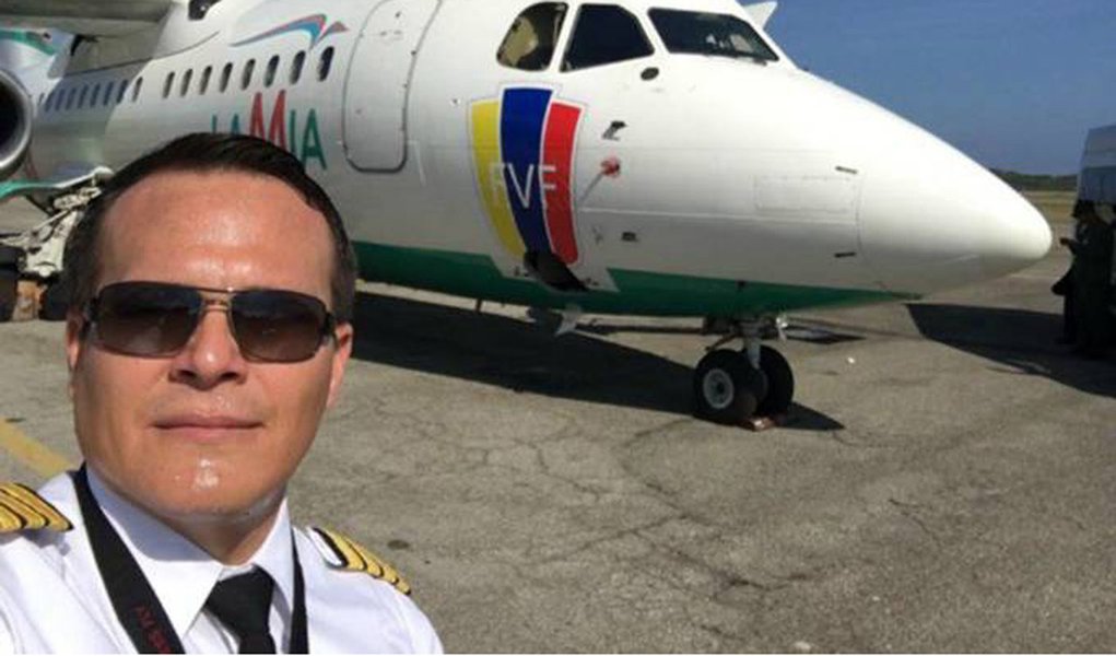 O piloto boliviano Miguel Quiroga, que comandava o avião da companhia aérea Lamia, que levava o time da Chapecoense, comissão técnica e jornalistas, e caiu na última terça-feira matando 71 pessoas, era alvo de um processo na Bolívia e tinha ordem de prisão decretada por ter deixado a Força Aérea; ele conseguiu evitar a prisão apresentou recursos à Justiça