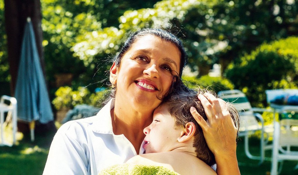 O filme brasileiro estrelado por Regina Casé ficou na lista dos cinco melhores filmes estrangeiros do ano divulgada pelo National Board of Review; "Que Horas Ela volta?" foi acompanhado pelo austríaco "Boa noite, mamãe", o italiano "Mediterranea", o alemão "Phoenix" e o ucraniano "A gangue"; longa de aventura e ação "Mad Max: Estrada da Fúria" foi nomeado o melhor filme de 2015 pela organização americana, que escolheu o húngaro "O filho de Saul" como o melhor longa em idioma estrangeiro
.