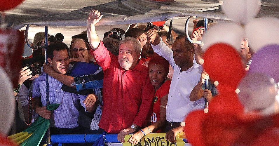 Lula, derrote a direita nas ruas. Explique ao povo o que está a acontecer no Brasil. O povo não tem culpa, pois a informação que chega a ele por meio do sistema midiático privado é truncada, manipulada, distorcida, quando optam ainda pela mentira pura e simplesmente