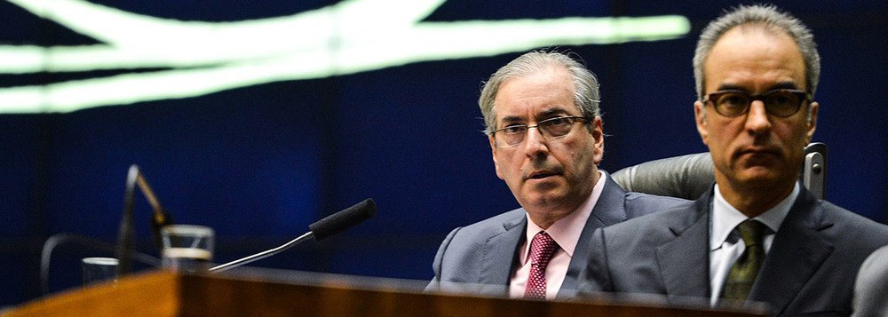 

"É evidente que o presidente da Câmara tudo fará para que seu processo na Comissão de Ética só seja decidido no ano que vem. Enquanto isso, a crise se agravará", diz editorial do jornal O Globo, comandado por João Roberto Marinho; texto diz que medidas econômicas vitais para a recuperação do País estão travadas, mas o fato é que a "agonia de Cunha" também inviabilizou o golpe paraguaio; Globo já sugere até interferência do Supremo contra Cunha



 