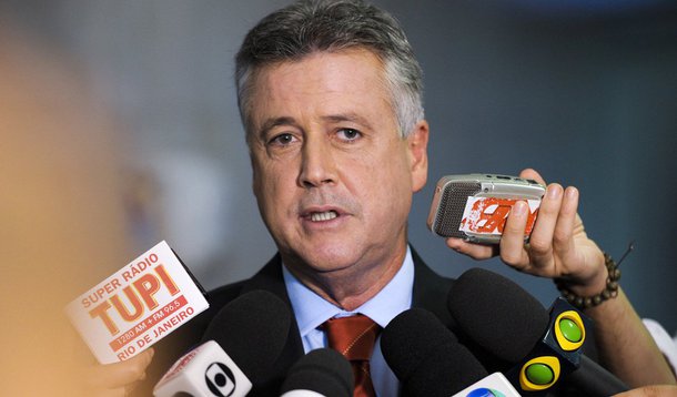 O governador do Distrito Federal, Rodrigo Rollemberg, saiu em defesa da Polícia Militar e considerou que a corporação não teve culpa pela fuga de dez presidiários do Complexo Penitenciário da Papuda; de acordo com o chefe do Executivo local, é preciso investigar o que realmente aconteceu antes de apontar os responsáveis; Rollemberg afirmou que quem tiver relação com o episódio será punido de forma adequada; o subsecretário do Sistema Penitenciário do DF, João Carlos Lóssio, descartou qualquer possível facilitador; o diretor da Penitenciária I do Distrito Federal, Mauro Cézar Lima, sugeriu que a PM foi negligente na contenção das fugas; segurança pública está em guerra no DF