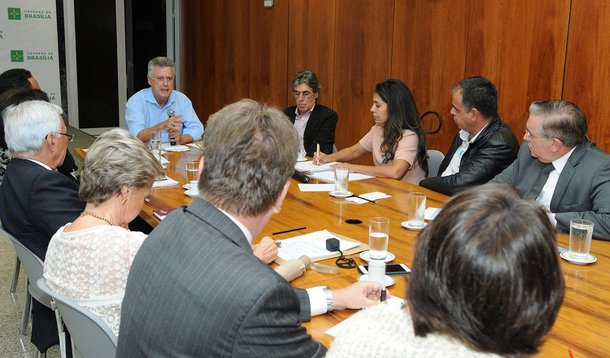 Prefeitos de quadras residenciais e lideranças de associações de moradores do Plano Piloto foram recebidos pelo governador de Brasília, Rodrigo Rollemberg, no Palácio do Buriti; os moradores das Asas Sul e Norte apresentaram ao chefe do Executivo demandas como preocupação com a poluição sonora e com os problemas que os desfiles de blocos de rua durante o carnaval podem provocar, entre eles, excesso de lixo e insegurança