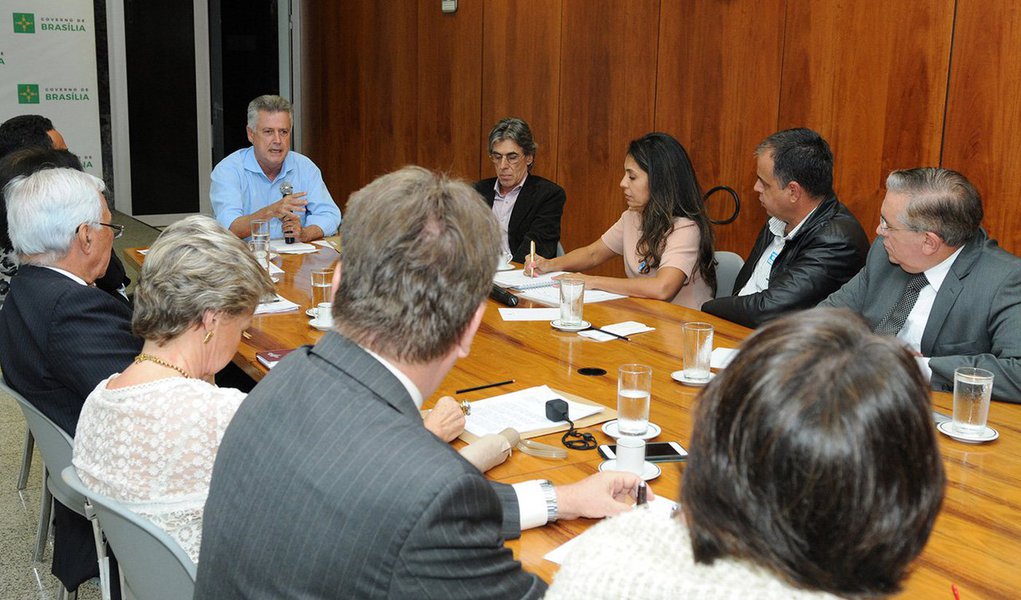 Prefeitos de quadras residenciais e lideranças de associações de moradores do Plano Piloto foram recebidos pelo governador de Brasília, Rodrigo Rollemberg, no Palácio do Buriti; os moradores das Asas Sul e Norte apresentaram ao chefe do Executivo demandas como preocupação com a poluição sonora e com os problemas que os desfiles de blocos de rua durante o carnaval podem provocar, entre eles, excesso de lixo e insegurança